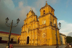 Mittelamerika, Costa Rica, Nicaragua, Panama: Naturerlebnis Mundo Verde - Kirche im Sonnenlicht